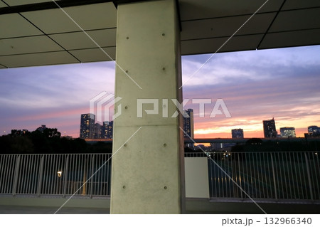 コンクリート打ち放しの柱 132966340