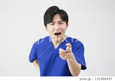 医者・看護師・歯科医師・介護士　男性　叱る　白背景 132966487