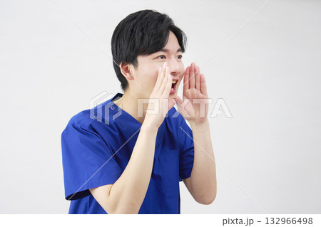 医者・看護師・歯科医師・介護士　男性　話しかける　白背景 132966498