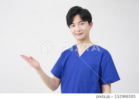 医者・看護師・歯科医師・介護士 左側を手のひらで指す男性 白背景 医者・看護師・歯科医師・介護士 左側を手のひらで指す男性 白背景 132966505