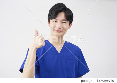 医者・看護師・歯科医師・介護士　男性　グッドサイン　白背景 132966510