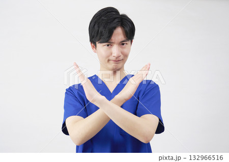 医者・看護師・歯科医師・介護士 男性 ばつ印のジェスチャー 白背景 医者・看護師・歯科医師・介護士 男性 ばつ印のジェスチャー 白背景 132966516