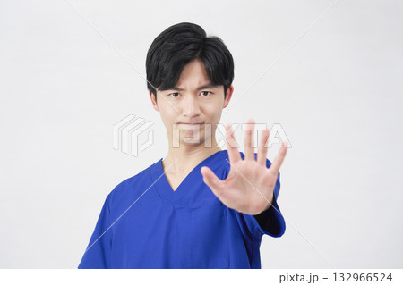 医者・看護師・歯科医師・介護士　男性　ストップのジェスチャー　白背景 132966524