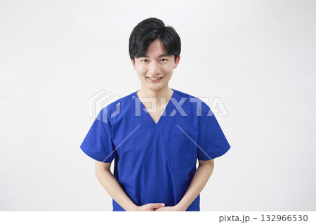 医者・看護師・歯科医師・介護士　男性　お辞儀　白背景　カメラ目線 132966530