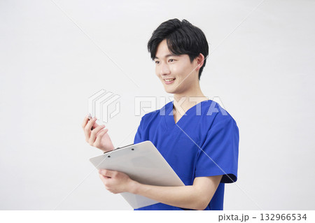 医者・看護師・介護士 男性 問診 白背景 医者・看護師・介護士 男性 問診 白背景 132966534