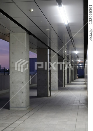 連続するコンクリート打ち放しの柱 132966561