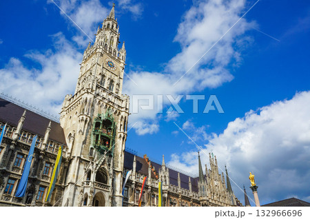 ミュンヘンの街中にたつ大きくて新しい市庁舎 132966696
