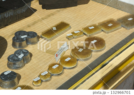 ドイツの街中にある日本の小道具を販売している店のディスプレイ 132966701