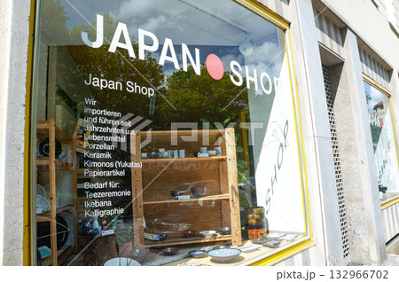 ドイツのとある町中で見つけた日本製の商品を売っている店のディスプレイ 132966702