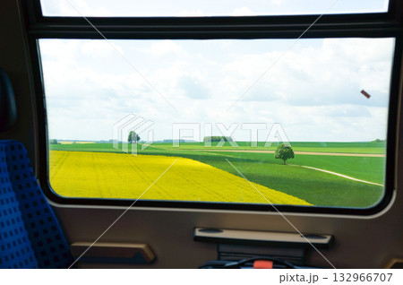 ドイツの高速鉄道の中から眺める田舎の風景 132966707