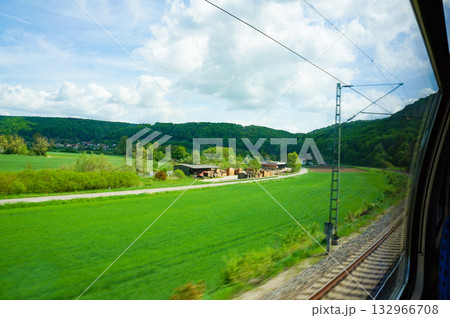 ドイツの高速鉄道の中から眺める田舎の風景 132966708