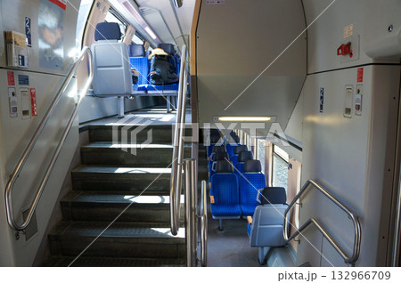 車内が二階建てになったドイツ鉄道の列車の風景 132966709