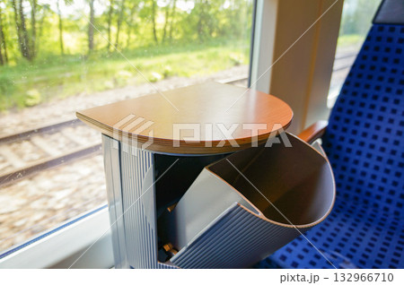 ボックス席に設置してあるミニテーブルと備付けのゴミ箱 132966710