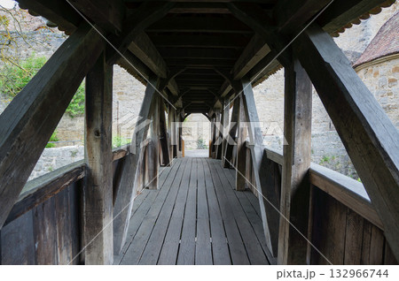 老朽化した木造の古い橋の風景 132966744