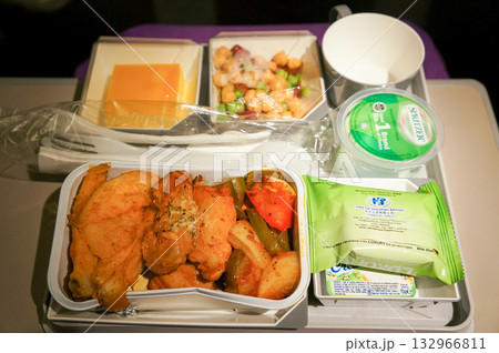 暗い機内で提供された機内食をライトで照らした様子 暗い機内で提供された機内食をライトで照らした様子 132966811