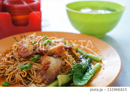 マレーシアのレストランで食べれる上海風焼きそば 132966823