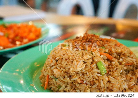 マレーシアの伝統的な醤油味が強いチャーハン 132966824