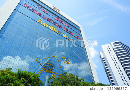 マレーシアの首都クアラルンプール市内に建つ大手銀行の建物外観 132966837