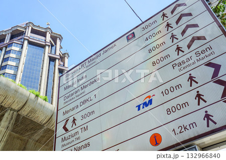 クアラルンプール市内に設置された方角と距離を示した看板 132966840