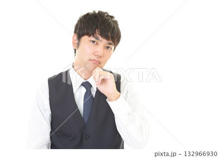 ベストを着た悩む男性 ベストを着た悩む男性 132966930
