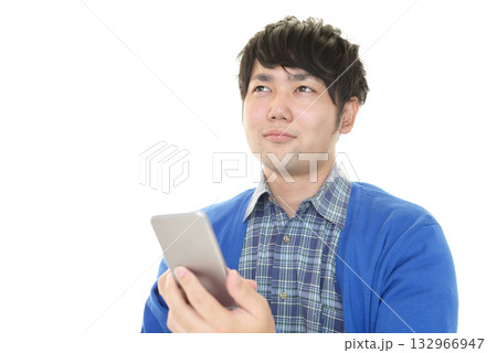 スマートフォンを持つ男性 132966947