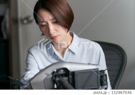 ドローンを設定する女性 132967036