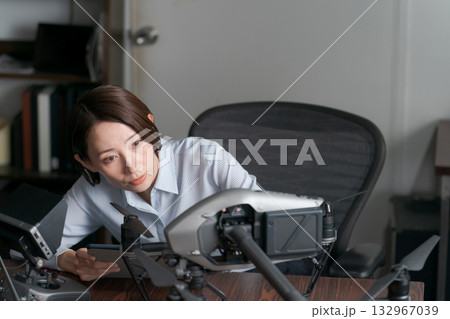 ドローンを設定する女性 132967039