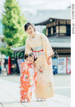 七五三のお参りに行く家族 132967886