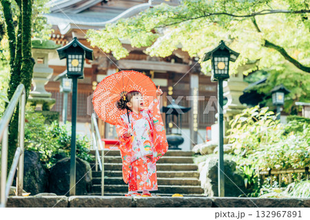 七五三で神社にお参りをする女の子 132967891