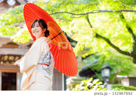 和傘を持つ着物姿の女性 132967892