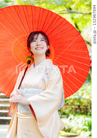 和傘を持つ着物姿の女性 132967894