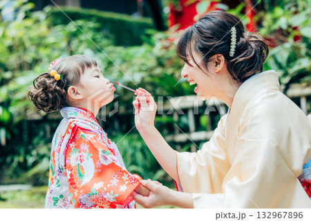 七五三で神社にお参りをする女の子 七五三で神社にお参りをする女の子 132967896