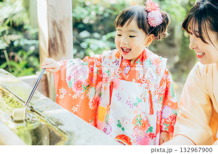七五三のお参りに行く家族 132967900