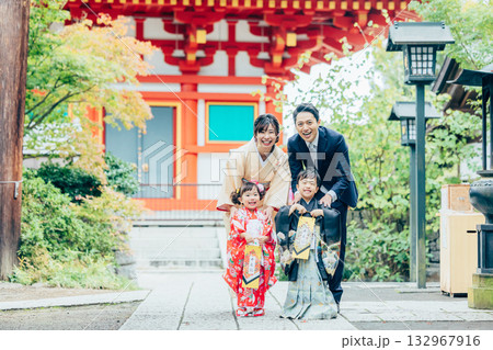 七五三　親子 132967916