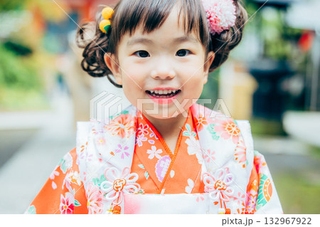 七五三で神社にお参りをする女の子 132967922