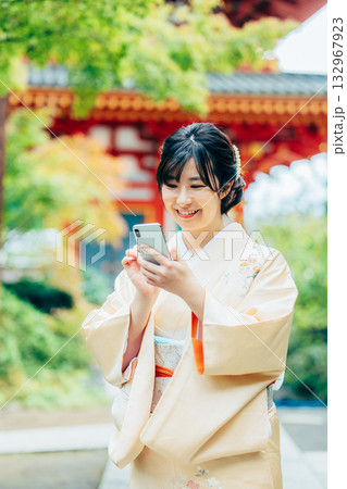 お参りする着物姿の女性　スマホ 132967923