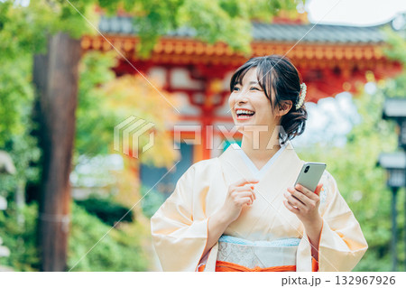 お参りする着物姿の女性　スマホ 132967926