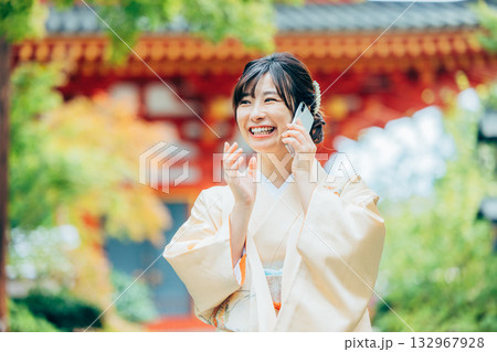 お参りする着物姿の女性　スマホ 132967928