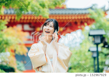 お参りする着物姿の女性　スマホ 132967929