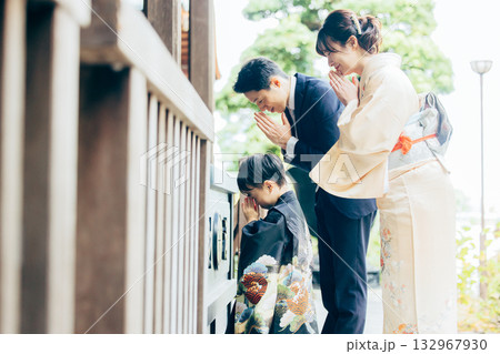 若い家族、七五三、屋外、親子、 132967930