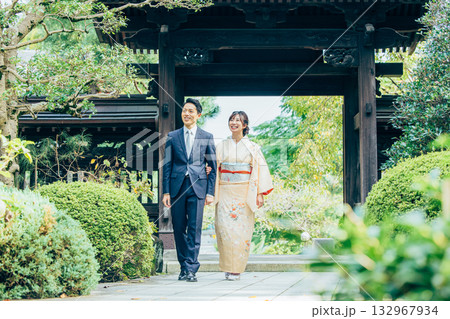 観光を楽しむカップル 132967934