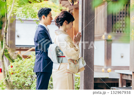 観光を楽しむカップル 観光を楽しむカップル 132967938
