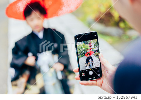 スマホで記念撮影する七五三 132967943
