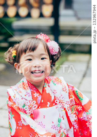 七五三で神社にお参りをする女の子 132967944