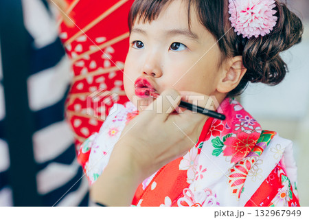 七五三で神社にお参りをする女の子 七五三で神社にお参りをする女の子 132967949