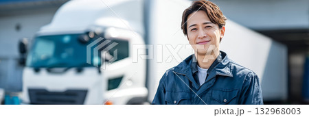 3:1 アジア人男性トラック運転手03 132968003