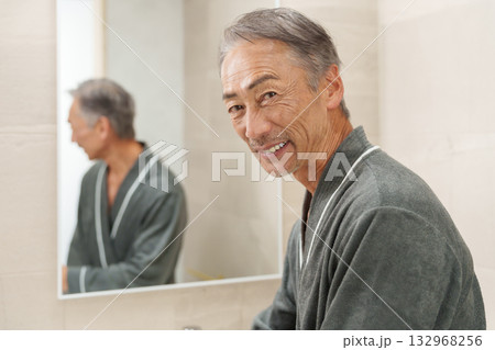 洗面所にいる笑顔のシニア男性 132968256