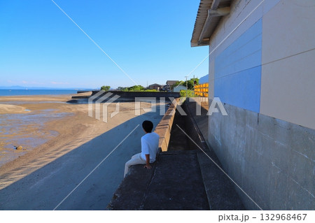 海辺の駅　海を見る男の子 132968467