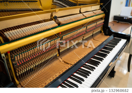 アップライトピアノの内部構造とアクション機構のディテール（調律・整備・音楽教育のイメージ素材） 132968682