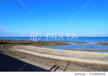 大三東駅からの眺め　影　海辺　海　青空　山地　 132968826